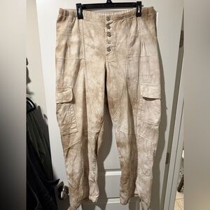 Ladies Cargo Pants 🔥 I noticed a button is missing 🙈 size L
